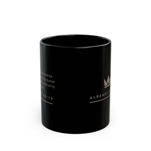 Taza «Ya lo decidí» / Taza de café con versículo bíblico de Isaías 46:10 / Regalo minimalista con corona de fe / Cerámica negra de 325 ml
