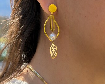 Pendientes de hojas y perlas chapados en oro de 18k – Elegantes pendientes colgantes – Joyería boho chic – Regalo para mujer – Pendientes de moda