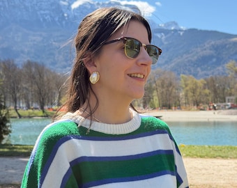 Pendientes ovalados de perlas doradas – Elegantes pendientes de botón – Joyería minimalista y chic – Perla de nácar – Regalo para mujer