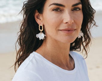 18k Gold Plated White Flower Earrings – Boho Chic Drop Earrings – Elegant Floral Jewelry for Women – Modern Mother-of-Pearl Earrings