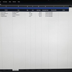 K&ouml;nnte beinhalten: Eine digitale Tabellenkalkulation mit dem Titel Receiving Log auf einem Computerbildschirm. Die Tabelle enth&auml;lt Spalten f&uuml;r Date, PO/Invoice, Vendor, Item, Qty, Unit, Unit Cost, Extended Cost, Received By und Issue mit vier Zeilen an Inventardaten.