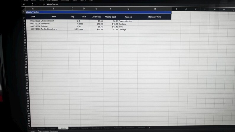 K&ouml;nnte beinhalten: Eine digitale Tabellenkalkulation mit dem Titel Waste Tracker auf einem Bildschirm. Die Tabelle enth&auml;lt Spalten f&uuml;r Date, Item, Qty, Unit, Unit Cost, Waste Cost, Reason und Manager Note, mit Zeilen f&uuml;r Chicken Breast, Tomatoes, Salmon und To-Go Containers.