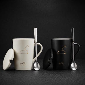 Stjärnbildens kaffemugg med lock och sked – 47 cl keramisk astrologimugg, 12 horoskoptecken, svart stjärndesign, födelsedagspresent
