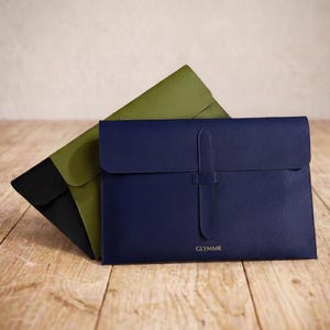 Könnte beinhalten: Handgefertigtes Holzschild mit dem Text "Willkommen" in verspielter Schrift. Das Schild ist weiß lackiert mit einem Used-Look und zeigt ein Blumendesign in Rosa- und Grüntönen. Es ist etwa 30 cm breit.