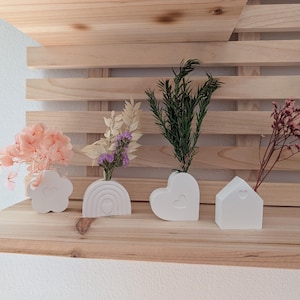 Könnte beinhalten: Handgefertigtes Holzschild mit dem handgeschriebenen Wort "Welcome". Das weiß lackierte Schild hat einen Used-Look und ein kleines Herz. Perfekt für die Dekoration der Eingangstür.