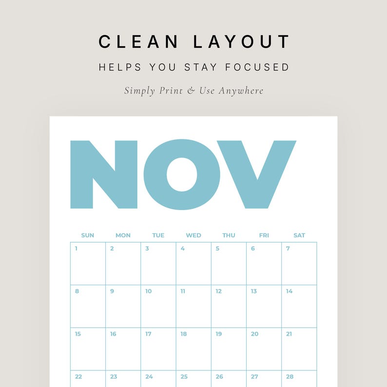 K&ouml;nnte beinhalten: Eine druckbare Kalenderseite f&uuml;r November mit gro&szlig;en hellblauen Buchstaben, die oben NOV bilden. Unter dem Text zeigt ein Raster die Wochentage und Daten von 1 bis 28. Der Kopfzeilentext lautet CLEAN LAYOUT HELPS YOU STAY FOCUSED.