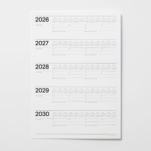 Może przedstawiać: Minimalistyczny biały kalendarz ścienny obejmujący lata 2026 do 2030. Każdy rok przedstawia siatkę miesięcy i dni, z miejscem na notatki. Projekt jest czysty i prosty, idealny do planowania.
