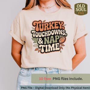 Puede incluir: Camiseta beige con el texto "TURKEY, TOUCHDOWNS, & NAP TIME" en naranja, verde y blanco. El diseño incluye un balón de fútbol americano y hojas. Es una descarga digital, archivo PNG.