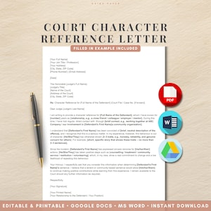 Op de afbeelding: Een afdrukbare sjabloon voor een karakterreferentiebrief voor de rechtbank met de tekst "COURT CHARACTER REFERENCE LETTER" en "FILLED IN EXAMPLE INCLUDED". Bevat velden voor de rechter, de beklaagde en de schrijver van de referentie. Een pen ligt op het document. Inclusief PDF-, Word- en Google Docs-pictogrammen.