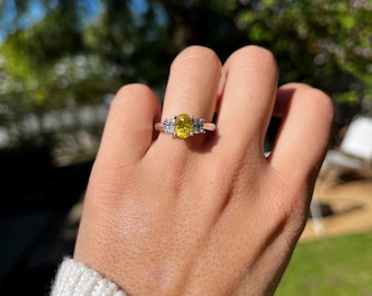 klassieke gele verlovingsring met saffier en diamant