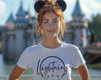 T-shirt bianca Bella Canvas 3001, Mockup del parco a tema, Mock-up della camicia in stile, Mock-up delle vacanze del Regno magico, Modello del parco a tema Donna