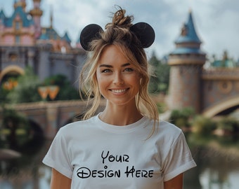 T-shirt bianca Bella Canvas 3001, Mockup del parco a tema, Mock-up della camicia in stile, Mock-up delle vacanze del Regno magico, Modello del parco a tema Donna