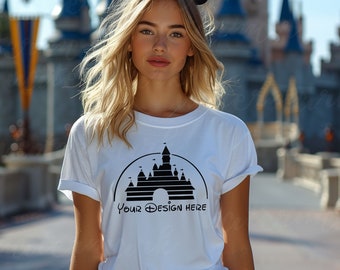 Mockup di maglietta bianca da donna per Bella Canvas 3001, Gildan, Comfort Colors. Sfondo estetico di stile di vita con orecchie di Minnie del parco a tema Magic Castle