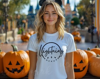 Mockup di T-shirt bianca da donna per Bella Canvas 3001, Gildan, Comfort Colors. Halloween Magic Kingdom Vacanza Themepark Estetica Stile di vita