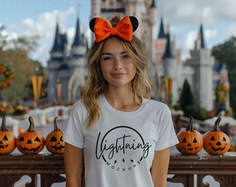 Mockup di T-shirt bianca da donna per Bella Canvas 3001, Gildan, Comfort Colors. Halloween Magic Kingdom Vacanza Themepark Estetica Stile di vita