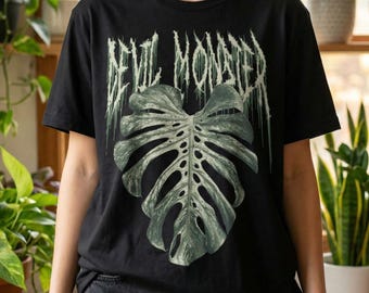 Monstera Devil Monster Graphic Tee | T-shirt med samlarmotiv för sällsynta växter | Death Metal-stil