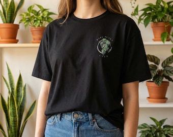 レアプラントクラブTシャツ - カラフルでミニマル、胸に小さなロゴ