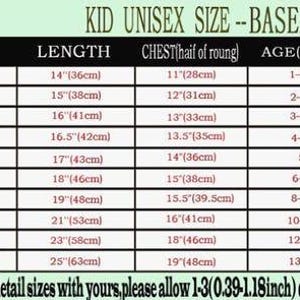 K&ouml;nnte beinhalten: Eine Gr&ouml;&szlig;entabelle f&uuml;r ein Unisex-Baseballshirt f&uuml;r Kinder, mit einem dunkelblauen, gekn&ouml;pften Trikot mit wei&szlig;em Besatz. Die Tabelle listet Gr&ouml;&szlig;en von Toddler 2T bis Youth XL auf, einschlie&szlig;lich L&auml;nge, Brustumfang, Alter und K&ouml;rpergr&ouml;&szlig;e in cm.