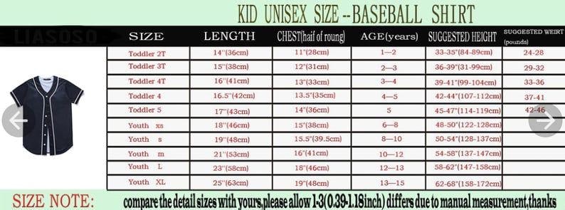 K&ouml;nnte beinhalten: Eine Gr&ouml;&szlig;entabelle f&uuml;r ein Unisex-Baseballshirt f&uuml;r Kinder, mit einem dunkelblauen, gekn&ouml;pften Trikot mit wei&szlig;em Besatz. Die Tabelle listet Gr&ouml;&szlig;en von Toddler 2T bis Youth XL auf, einschlie&szlig;lich L&auml;nge, Brustumfang, Alter und K&ouml;rpergr&ouml;&szlig;e in cm.