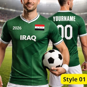 K&ouml;nnte beinhalten: Gr&uuml;nes Fu&szlig;balltrikot mit wei&szlig;em Besatz, der irakischen Flagge und dem Wort "IRAQ". Das Trikot hat die Nummer "20" auf dem R&uuml;cken und den Text "YOURNAME". Ein Fu&szlig;ball wird vor dem Trikot gehalten. Das Trikot ist mit "Style 01" gekennzeichnet.
