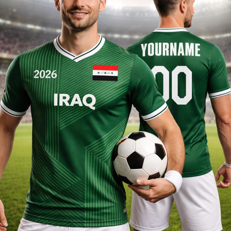 K&ouml;nnte beinhalten: Gr&uuml;nes Fu&szlig;balltrikot mit wei&szlig;en Verzierungen, der irakischen Flagge und dem Wort "IRAQ". Das Trikot zeigt auch das Jahr "2026" und einen Fu&szlig;ball. Auf der R&uuml;ckseite des Trikots stehen der Name "YOURNAME" und die Nummer "00".