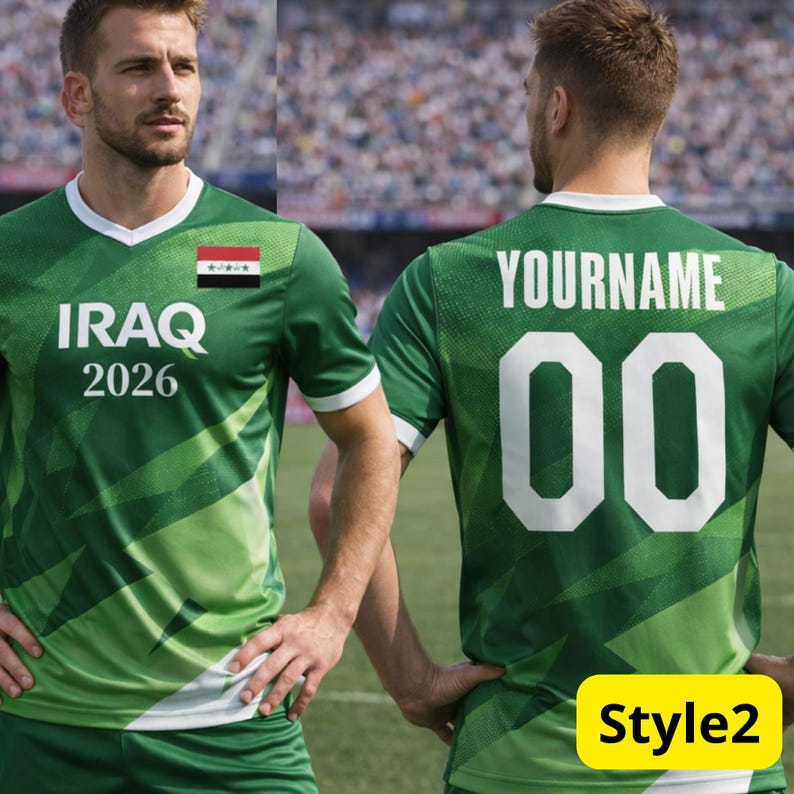 K&ouml;nnte beinhalten: Gr&uuml;nes Fu&szlig;balltrikot mit wei&szlig;en Akzenten, das "IRAQ 2026" und die irakische Flagge zeigt. Das Trikot hat einen wei&szlig;en Kragen und &Auml;rmel. Auf der R&uuml;ckseite des Trikots stehen "YOURNAME" und die Nummer "00" in Wei&szlig;.