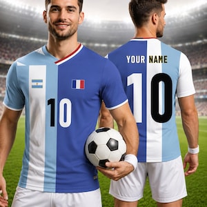 Pode incluir: Uma camisa de futebol com um design dividido, apresentando as bandeiras da Argentina e da França. A camisa tem o número 10 em preto e o texto "YOUR NAME" nas costas. Uma bola de futebol é segurada em frente à camisa.