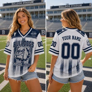 Puede incluir: Una camiseta de malla blanca y azul marino con cuello en V, mangas cortas y rayas verticales. El frente muestra un gráfico de bulldog con el texto BULLDOGS y SCHOOL NAME. La parte posterior muestra el texto YOUR NAME y el número 00.