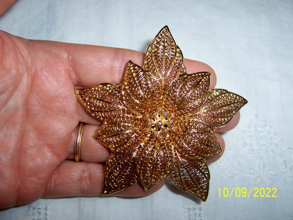 Vintage huge poinsettia flower brooch. Gold metal… - image 3