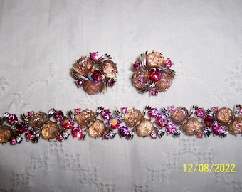 Vintage Lisner pink and peach rhinestones bracelet and earrings set. Silver metal. All signed.