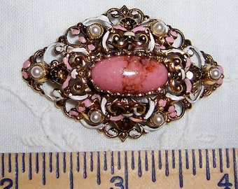 Vintage faux pink stone and faux pearls filigree brooch. Gold metal. Signed.