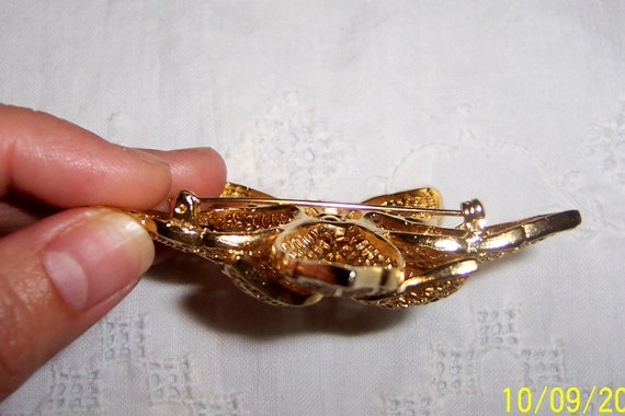 Vintage huge poinsettia flower brooch. Gold metal… - image 5