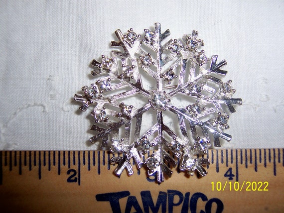 Vintage clear rhinestones snowflake brooch. Silve… - image 1