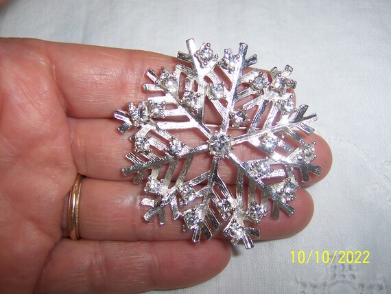 Vintage clear rhinestones snowflake brooch. Silve… - image 3