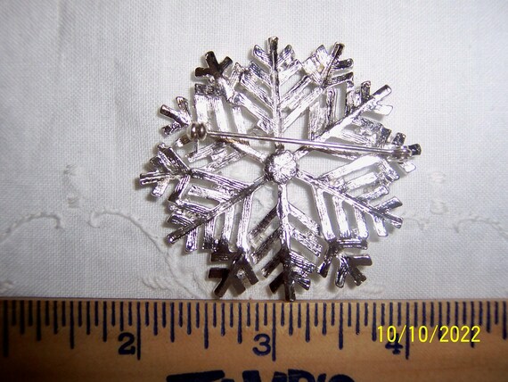 Vintage clear rhinestones snowflake brooch. Silve… - image 2