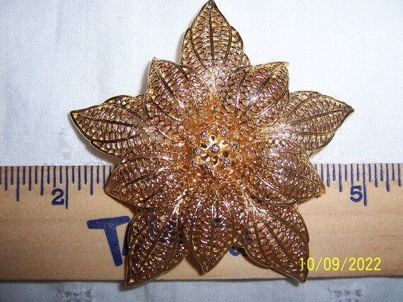 Vintage huge poinsettia flower brooch. Gold metal… - image 1