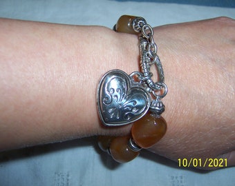 Vintage agate and heart charm bracelet. Silver plated.