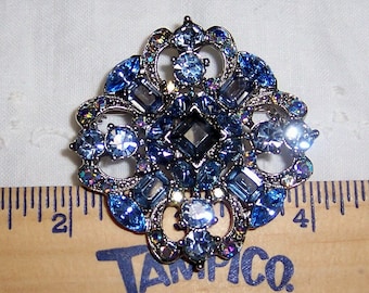 Vintage blue rhinestones brooch. Silver metal.