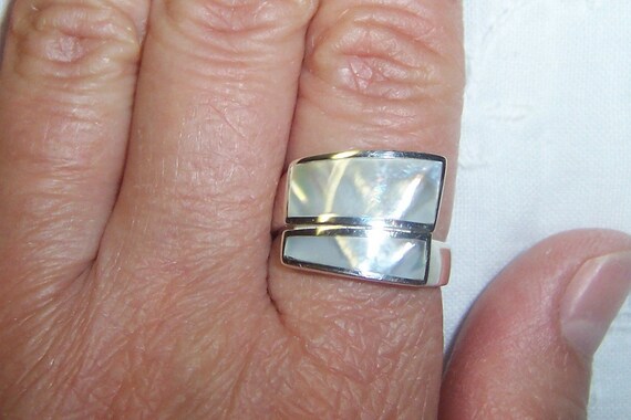 Vintage white mother of pearl Sajen ring, size 7.… - image 2