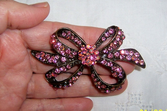 Vintage pink rhinestones bow brooch. Bronze color… - image 3