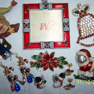 Vintage Christmas (lot 175), 9 pieces or pairs. Brooches, earrings and more. More info in description.