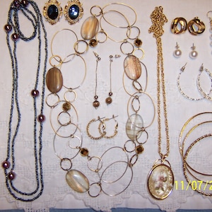 Vintage Jewelry (Lot 120). Big and medium. More info in description.