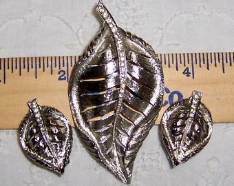 Vintage rhinestones leaf brooch and earrings set. Silver metal. Signed Park Lane.