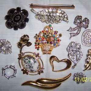 Vintage Rhinestones brooches (Lot 170). 15 pieces. Some signed. More info in description.