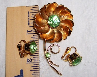 Vintage green rhinestones flower brooch and earrings set. Gold metal. Not signed.