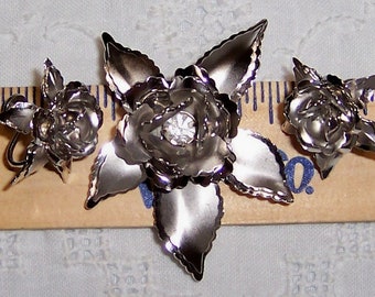 Vintage flower brooch-pendant and earrings set. Silver metal. Signed B.N. for Bugbee & Niles.