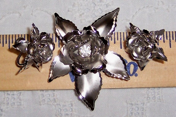 Vintage flower brooch-pendant and earrings set. S… - image 1