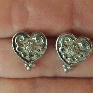 Vintage sunflower in hearts post earrings. sterling silver. More info in description.
