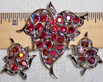 Vintage AB red rhinestones leaf brooch-pendant and earrings set. Silver metal. Signed Sarah Cov.