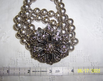 Vintage gray rhinestones flower beaded bracelet. Silver metal. Stretchy.